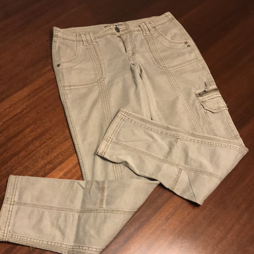 Khaki straight leg pants with detailed dark khaki stitching. 100% cotton.